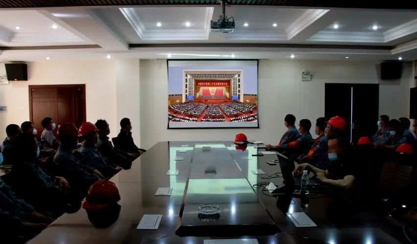 學(xué)習(xí)二十大、永遠跟黨走、奮進新征程！楚勝集團組織全體